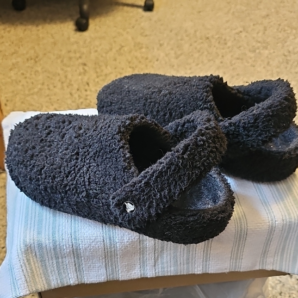 CROCS Black Faux Fur Slippers. Lightly Worn. Mens 6 or womans 8.